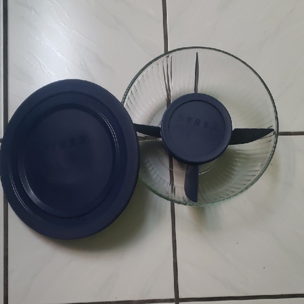 Vintage "Pyrex" mixing/serving bowl, divider, dark blue lids set